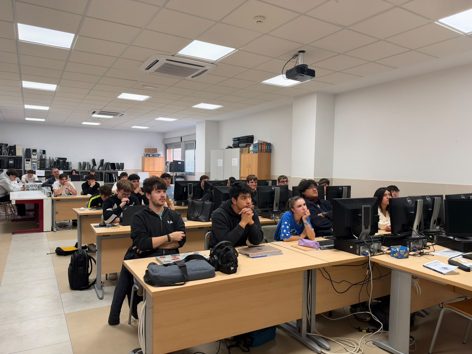 Alumnos de Andel FP atienden durante la charla Bitcoin